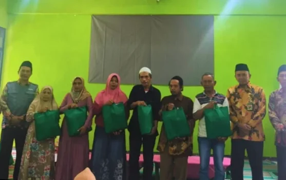 Safari Ramadan Kemenag Kediri Salurkan Sembako di Plosoklaten