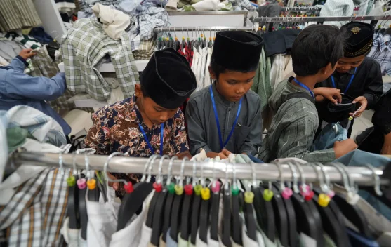 Bupati Kediri Ajak Ratusan Anak Yatim Belanja Baju Lebaran