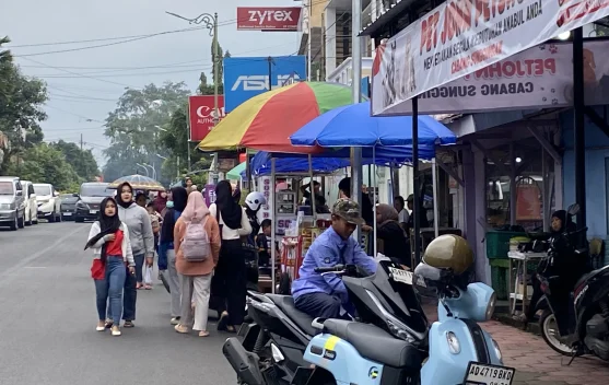 Pedagang Takjil Bersyukur Tidak ada Hujan 3 Hari