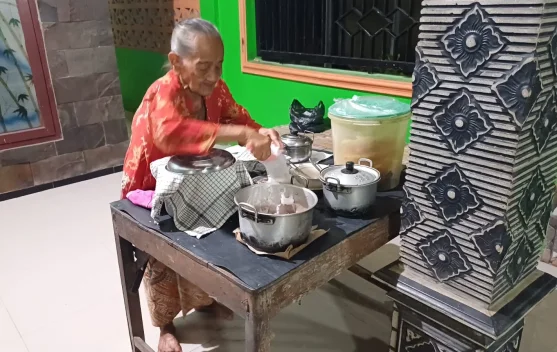 85 Tahun, Mbah Sarmi Masih Jualan Jenang Sambel