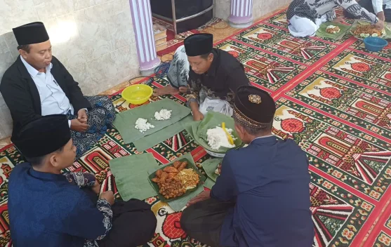 Tradisi ‘Dahar Berkat’ setelah Salat Id Masih Lestari