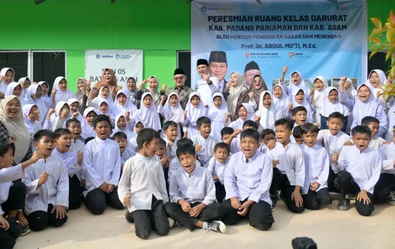 Mendikdasmen Abdul Mu’ti Resmikan 26 Ruang Kelas Darurat di Sumatra Barat