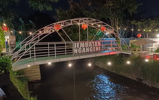 ‘Jembatan Ngangeni’ Warnai Destinasi Wisata Malam di Kediri