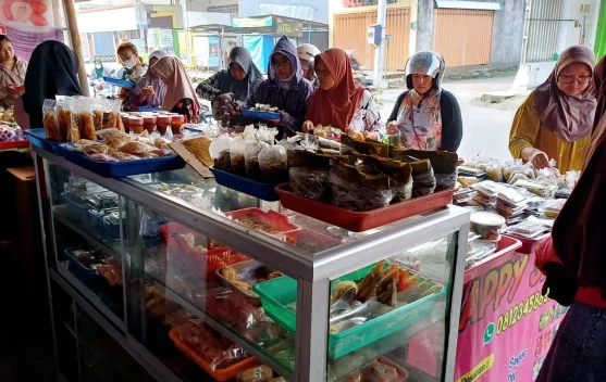 Pedagang Masakan Matang Siap Saji Ramai Diburu Emak-Emak