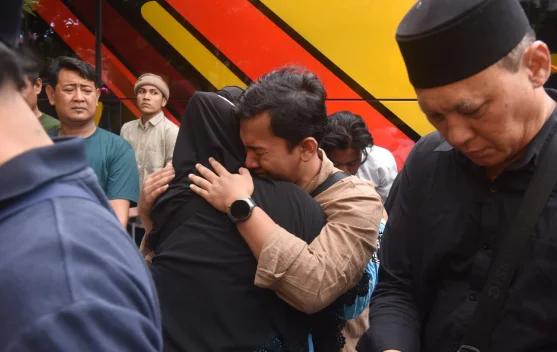 Senyum dan Air Mata Warnai Kepulangan Jamaah Haji Kota Kediri