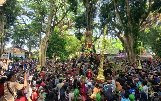 Ribuan Warga Kediri Meriahkan Sedekah Bumi Kirab Kebur Ubalan 2026