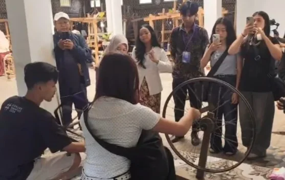 Menjahit Cerita dari Benang, Mahasiswa Taiwan Belajar Tenun Ikat khas Kediri