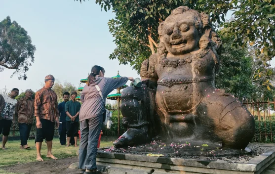 Wisatawan Jepang Antusias Ikuti Tradisi Jamasan Arca Totok Kerot Kediri
