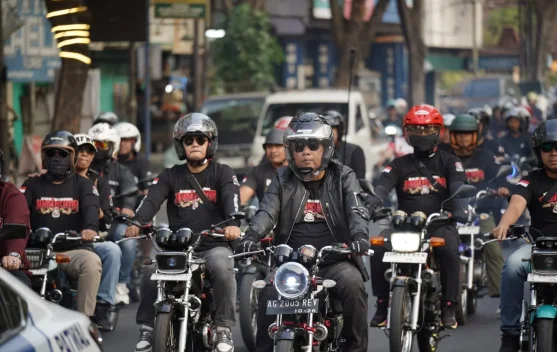 Jamda RX-King Jatim 2 di Kediri, Bikers Tebar Kepedulian dari Jalanan hingga Sungai
