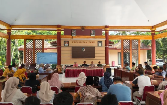 Sambut HUT RI Ke-81 Pare Gelar Gerak Jalan, Libatkan Seratus Peleton Warga