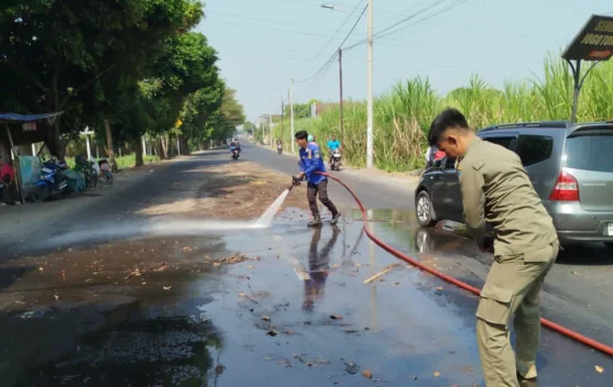 Cegah Kecelakaan, Damkar Kediri Semprot Tumpahan Solar di Jalan Totok Kerot