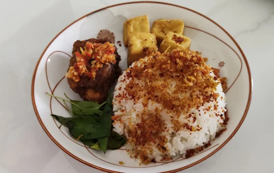 Lestarikan Kuliner Nusantara, Kafe di Kediri Kenalkan Nasi Serundeng Ayam