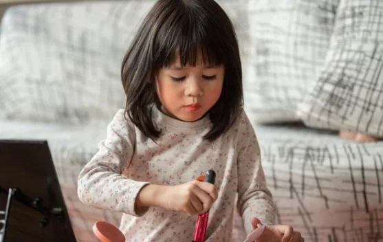Anak Perempuan Cenderung Suka Dandan, Berikut Alasannya