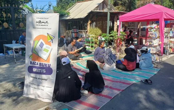 Lapak Baca Gratis Meja Kolektif Diserbu Pengunjung CFD Pare