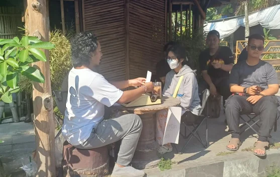 Romantisme Puisi Mesin Ketik Klasik Hipnotis Pengunjung CFD Pare
