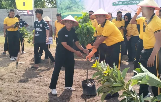 Hijaukan Ponpes, Polres Kediri Tanam Puluhan Pohon Buah