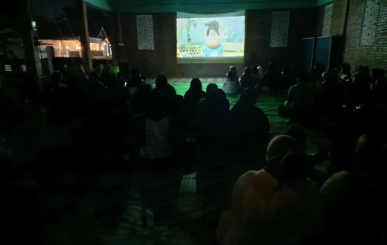 Edukasi Pola Asuh, Warga Pojok Antusias Nobar Jumbo