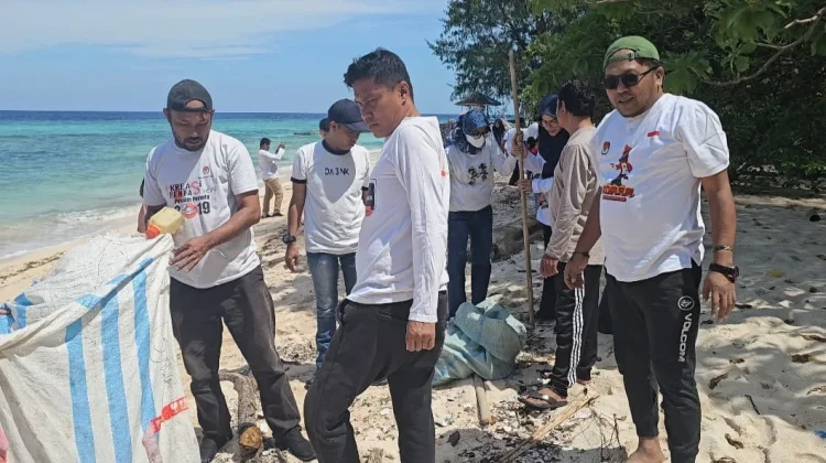 KPU Wakatobi Melakukan Aksi Bersih-Bersih Pantai