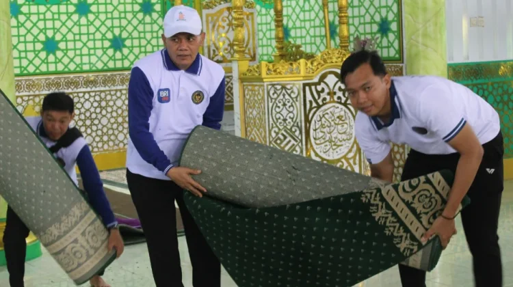 H-1 Ramadan, Kanwil Ditjenpas Sultra Bersihkan Masjid Baitul Izzah