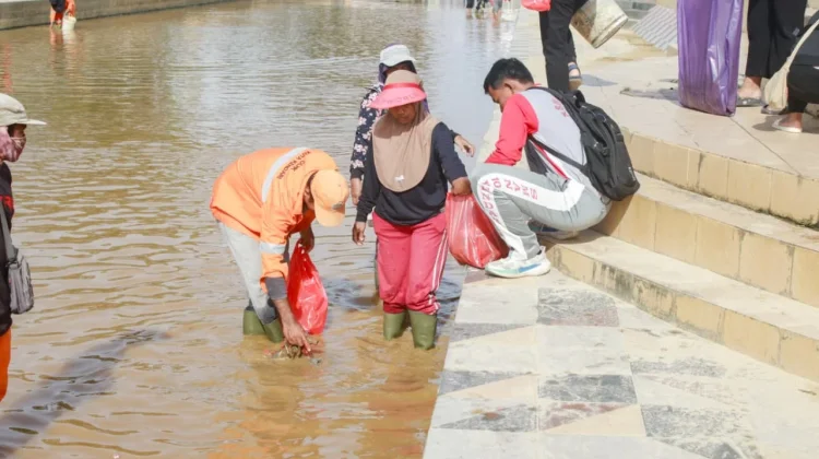 Komunitas Youth City Changers Bersihkan Taman Kali Kadia
