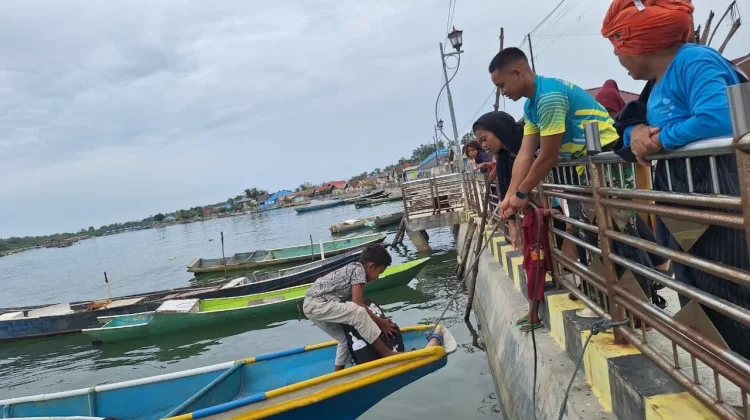 Personel Kodim/1417 Kendari Bantu Warga Pesisir Petoaha