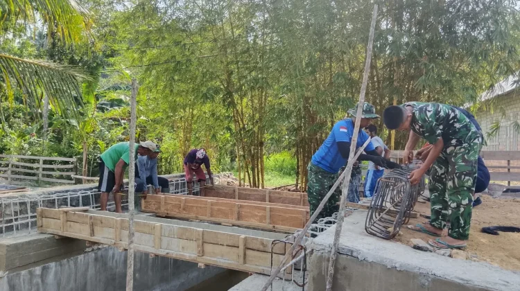 Satgas TMMD Kendari dan Warga Cor Jembatan Sambuli