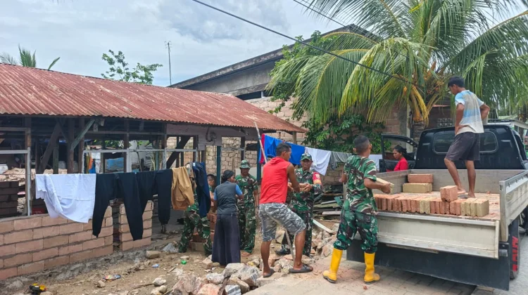 Satgas TMMD Kendari dan Warga Melangsir Material Bersama
