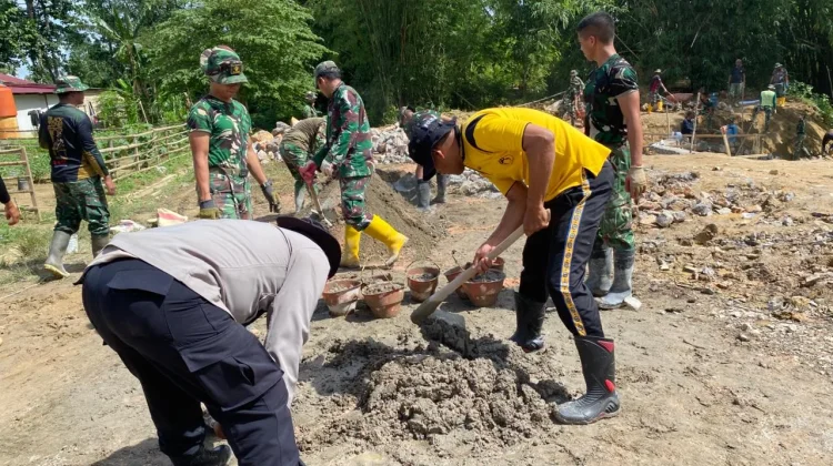 TNI dan Polri Bersinergi Bangun Talud di Kendari