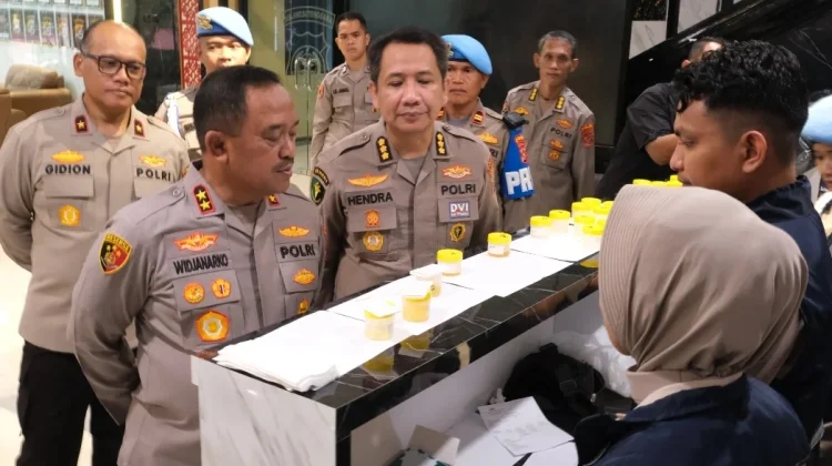 Kapolda Sultra dan Pejabat Utama Ikuti Tes Urine