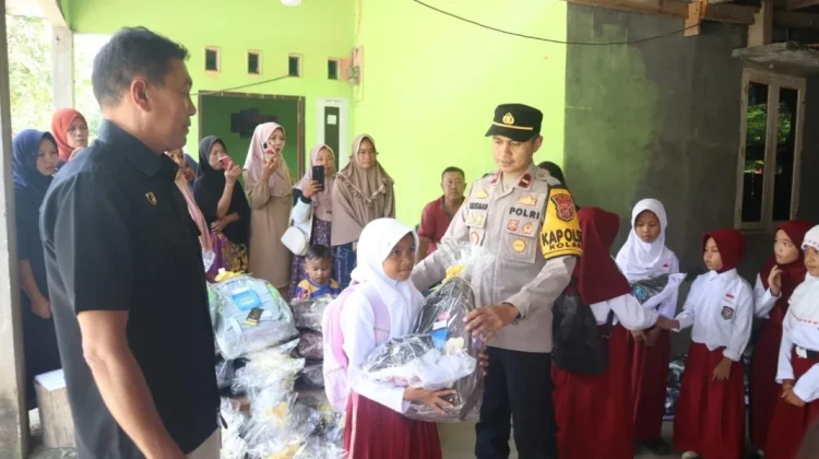 Polri Salurkan Bantuan Perlengkapan Sekolah di Kabupaten Kolaka