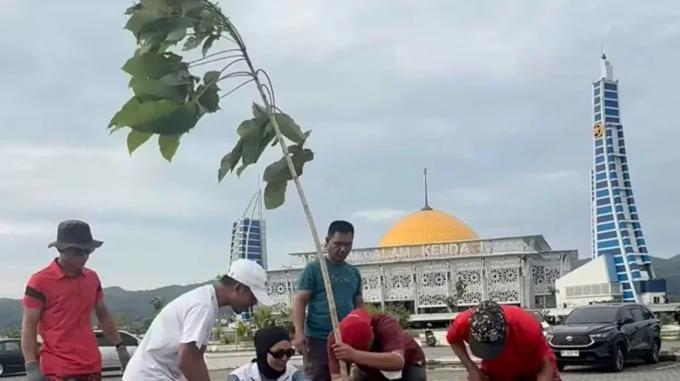 DPC PDI Perjuangan Kendari Gelar Aksi Bersih dan Penghijauan di Masjid Al Alam
