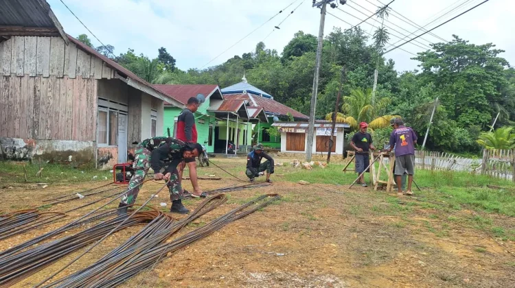 Satgas TMMD 127 Kendari dan Warga Rakit Besi Tulangan