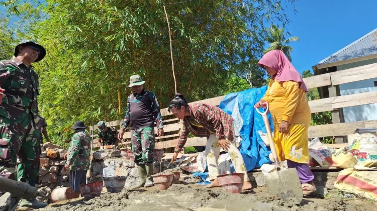 Ibu-Ibu Sambuli Bantu Satgas TMMD Angkut Material Bangunan