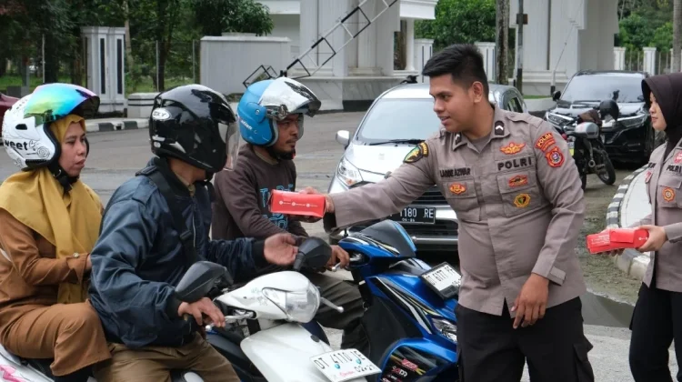 Tiga Satker Polda Sultra Serentak Bagikan Takjil