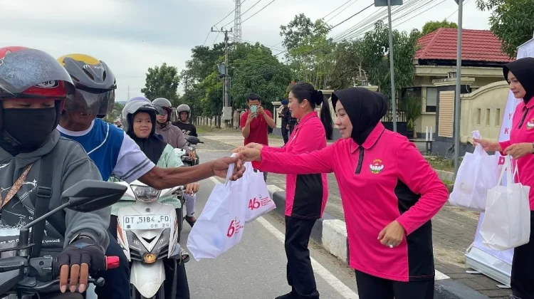 Bhayangkari Sultra Bagikan Ratusan Paket Takjil di Kendari