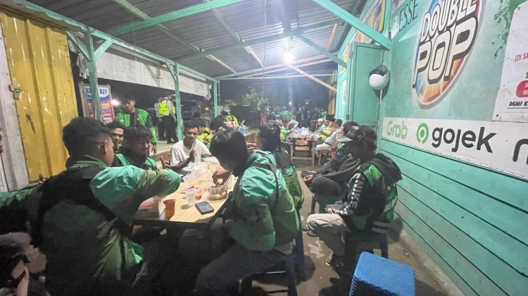 Ditlantas Polda Sultra Gelar Sahur Bersama Ojek Online
