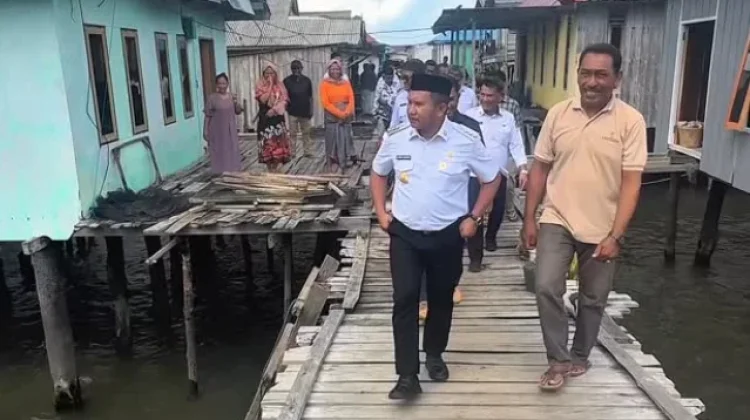Bupati Muna Barat Tinjau Rumah Tidak Layak Huni