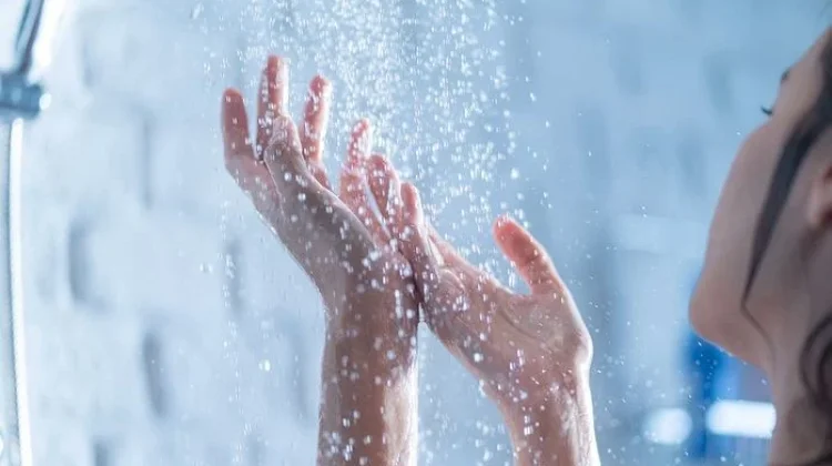 Efek Tersembunyi Sering Mandi Air Hangat