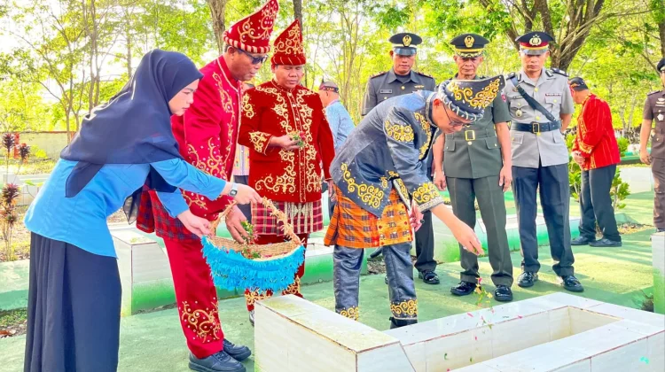 HUT ke-66 Kolaka Bupati Amri Ziarah Makam Pahlawan