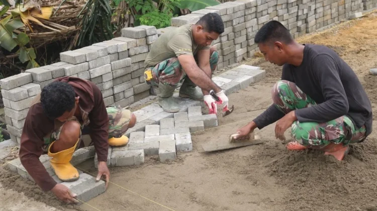 Satgas TMMD Kendari Pasang Paving Blok di Anggoeya