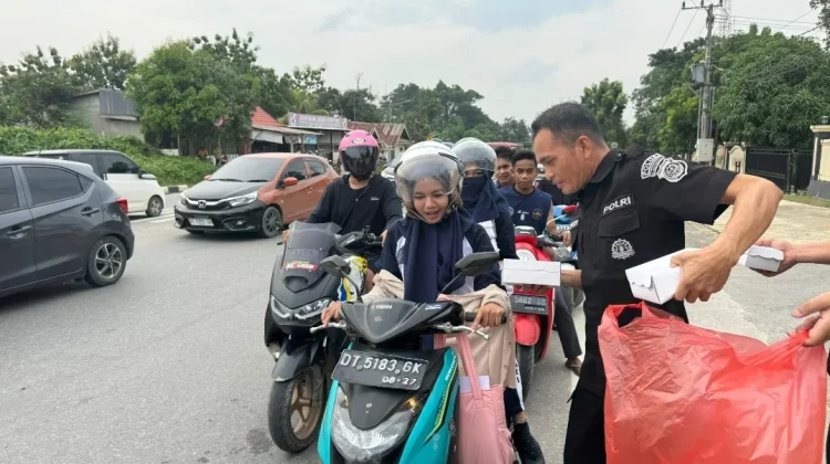 Bid Humas Polda Sultra Berbagi Takjil