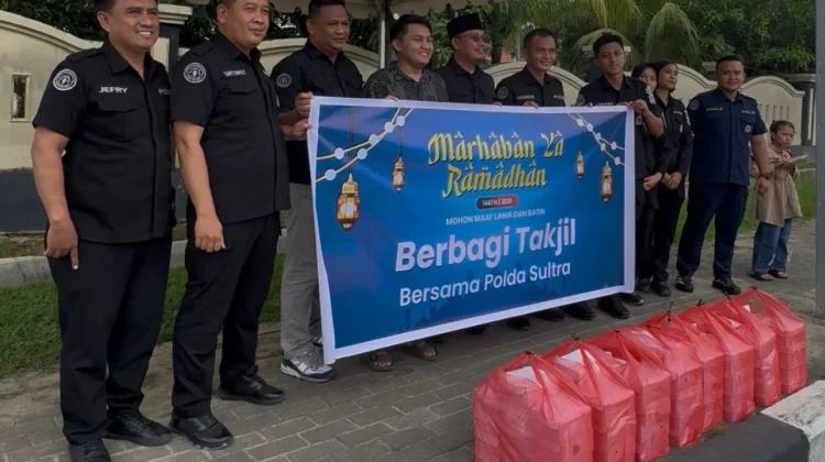 Humas Polda Sultra Bagikan Takjil Ramadan