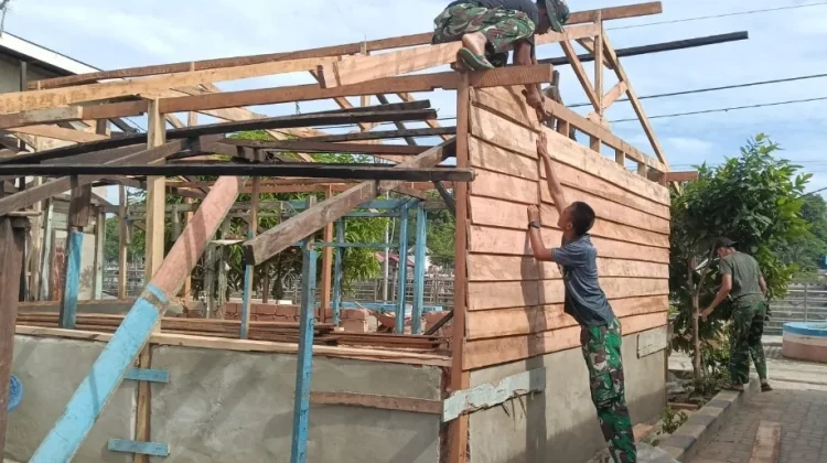 Satgas TMMD Kendari Pasang Dinding Kayu RTLH Petoaha