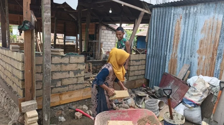 Semangat Ibu Ninda Dukung Satgas TMMD Bangun Hunian