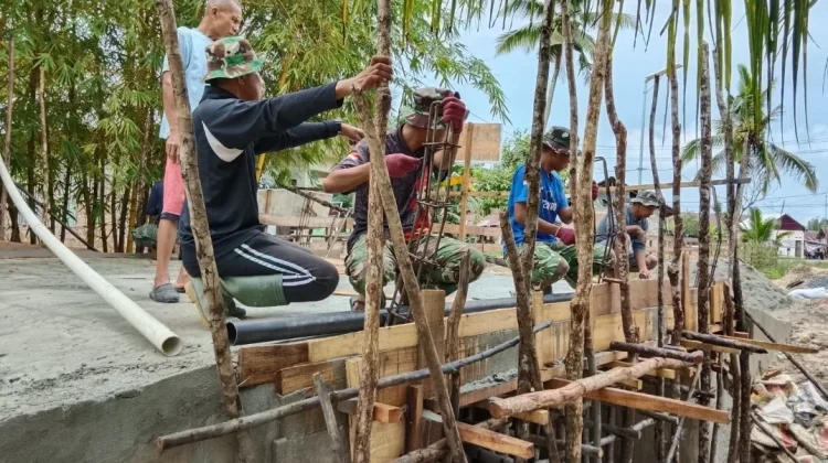 Satgas TMMD Kendari Pasang Besi Sandaran Jembatan Sambuli