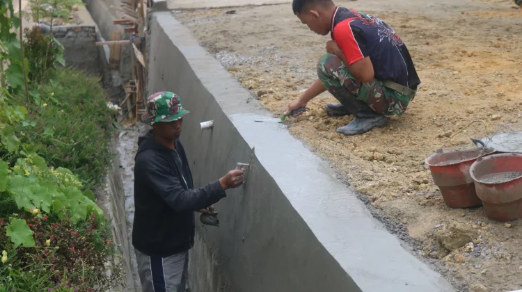 Satgas TMMD Kendari Plester Dinding Drainase Kelurahan Sambuli
