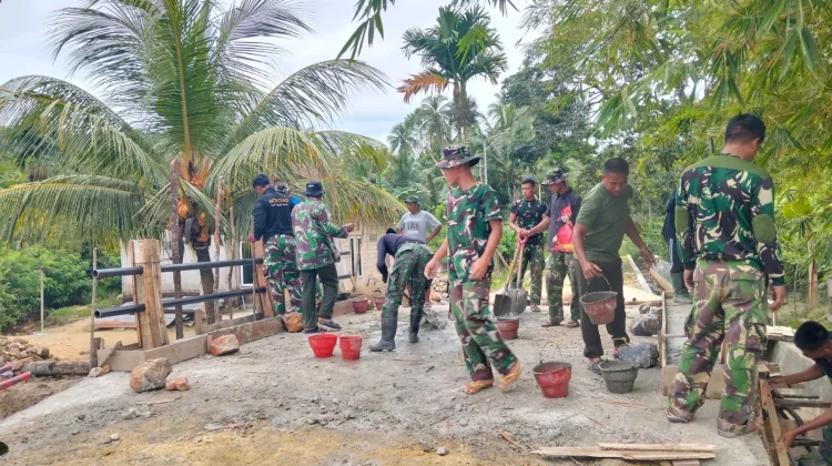 Satgas TMMD Kendari Cor Tiang Pagar Jembatan Sambuli