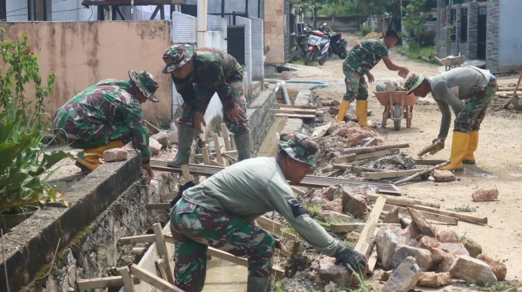 Sinergi Satgas TMMD Bangun Saluran Air Kelurahan Anggoeya