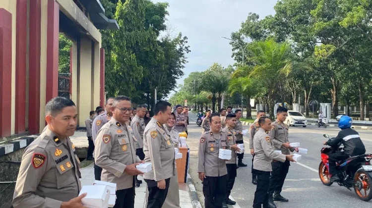 Biro SDM Polda Sultra Bagikan Paket Takjil Ramadan