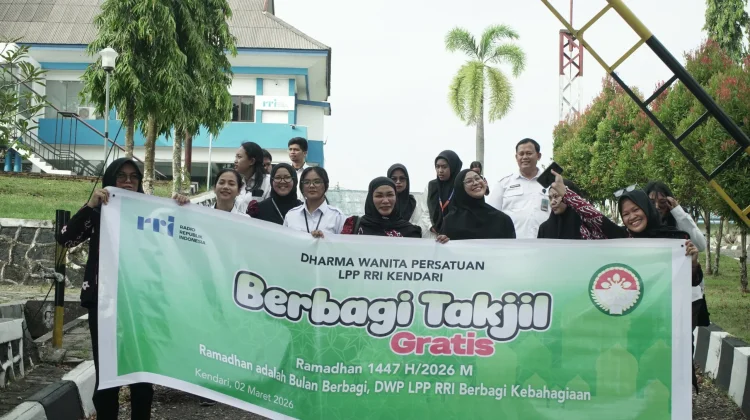 Wujud Solidaritas, DWP RRI Kendari Gelar Aksi Berbagi Takjil Gratis